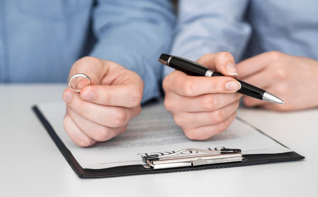 Couple signing divorce contract